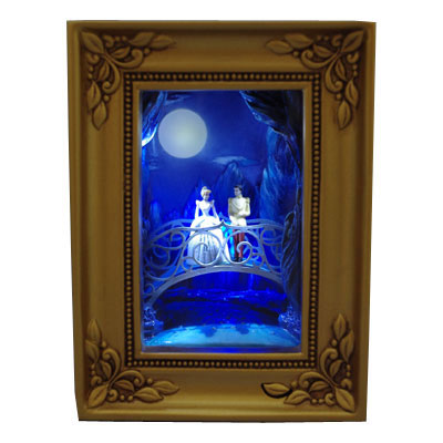 【クリックでお店のこの商品のページへ】ギャラリー・オブ・ライト シンデレラ シンデレラ＆プリンス 額縁型スタチュー 単品[エネスコ]《取り寄せ※暫定》Gallery Of Light - Cinderella： Cinderella ＆ Prince