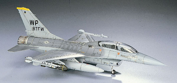 1/72 F-16B プラス ファイティングファルコン プラモデル[ハセガワ]