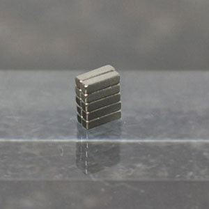 ネオジム磁石 角形 1mm-4mm-高さ1mm（10個入）[ハイキューパーツ]《在庫切れ》