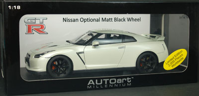 ダイキャスト・モデルカー 1/18 ホワイト パール 日産 GT-R(R35