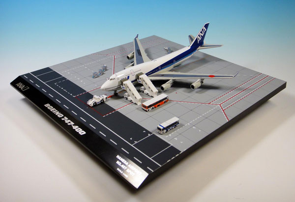 全日空商事 1/400 ANA B747-400 オープンドアモデル 地上支援