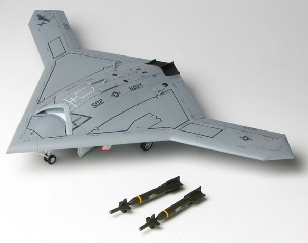 1/72 アメリカ海軍 無人爆撃機 X-47B w/GBU-27 プラモデル[αCMa]《在庫