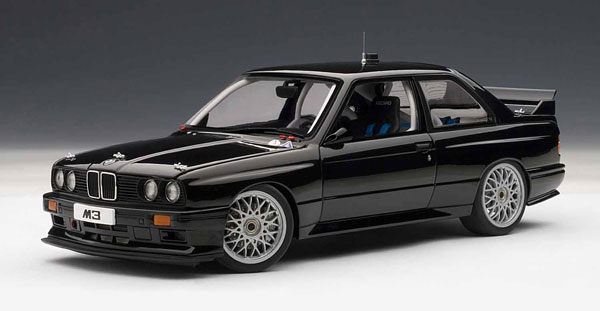 ダイキャストモデルカー 1/18 BMW M3 (E30) DTM プレーンボディ