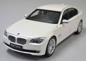 京商オリジナル 1/18 BMW 760Li （F02） ブリアントホワイト[京商