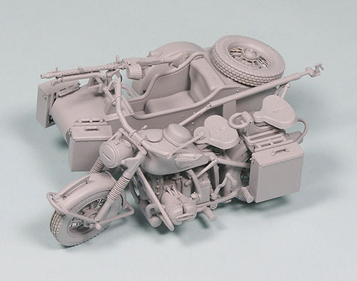 バンダイ1/8    R/75・サイドカー 1/35 WWII 独軍用オートバイ R75 サイドカー プラモデル（再販