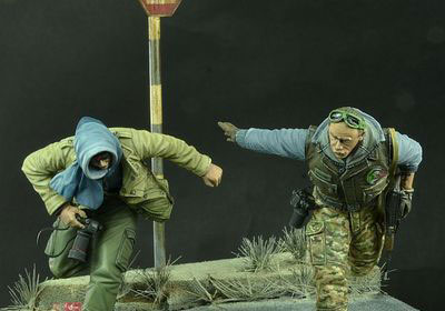 1/35 現代の戦場カメラマン「疾走」(2体セット)[D-Day Miniatures Studio]《在庫切れ》