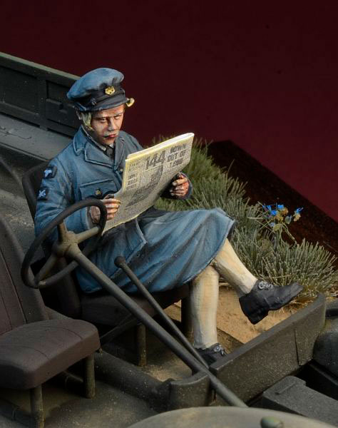 1/35 WWII 英 新聞を読む婦人補助空軍(WAAF)女性兵士[D-Day