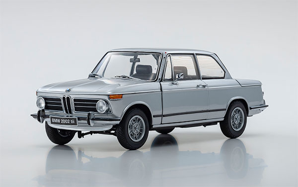 KYOSHOオリジナル 1/18 BMW 2002 tii (シルバー)[京商]《在庫切れ》