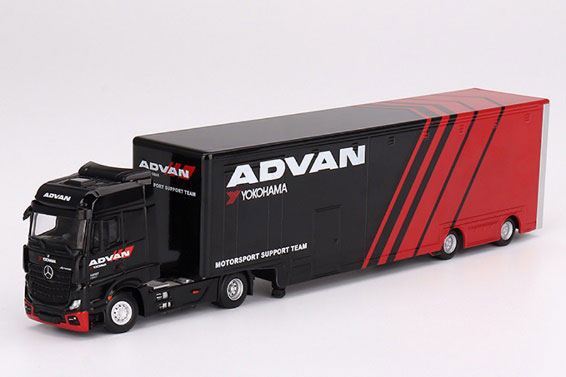 1/64 メルセデス ベンツ アクターズ w/ レーシングトランスポーター “ADVAN”(左ハンドル)[MINI GT]