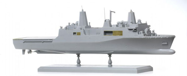 1/700 アメリカ海軍 ドック型輸送揚陸艦 USS ニューヨーク LPD-21 プラモデル[ドラゴンモデル]