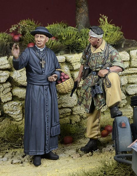 1/35 WWII ドイツ カトリック司祭と道を聞く降下猟兵 イタリア1943-44(2体入)[D-Day Miniatures Studio]