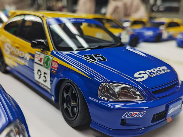 1/18 ホンダ シビック タイプR(EK9) スプーン レーシング #95[MOTORHELIX]