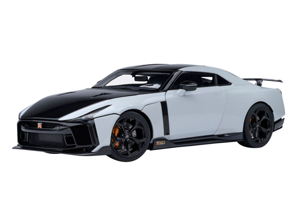 1/18 NISSAN GT-R50 by ITALDESIGN (メタリック・ホワイト/ブラック)[オートアート]