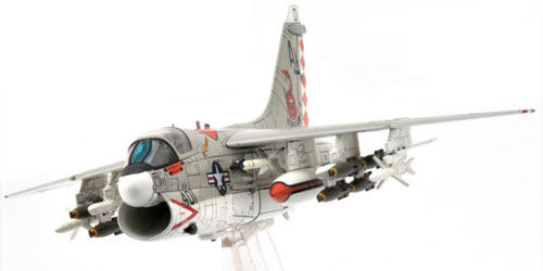CenturyWings 1/72 (ダイキャスト製) A-7E コルセアII アメリカ海軍 第12攻撃飛行隊 「フライング・ウバンギス」  空母ドワイト・D・アイゼンハワー搭載 1979年 AG406/#157581 ガリバー