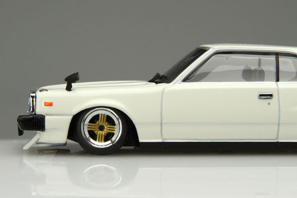DISM スカイライン　HT 2000　GT-E 前期型カスタム　ホワイト 1/43 スカイライン HT 2000 GT-E・S ホワイト 前期型 カスタム