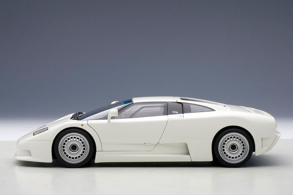 シグネチャーシリーズ 1/18 ブガッティ EB110 GT (ホワイト)[オート