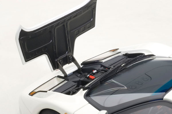 シグネチャーシリーズ 1/18 ブガッティ EB110 GT (ホワイト)[オート