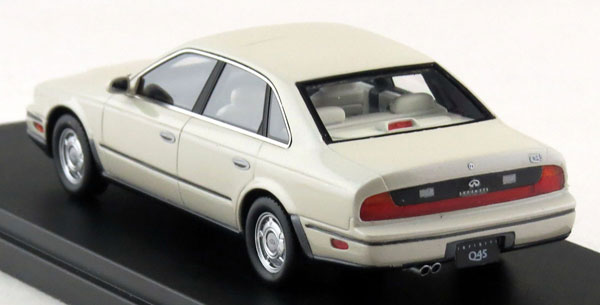 1/43 NISSAN INFINITI Q45 セレクションパッケージ (1990) ホワイト