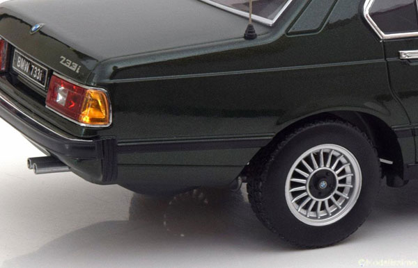 在庫高評価1/18 BMW 733i (E23) 1977年 ダークグリーンメタリック (商品№ KKDC180103)のダイキャスト製ミニカー 並行輸入品 乗用車
