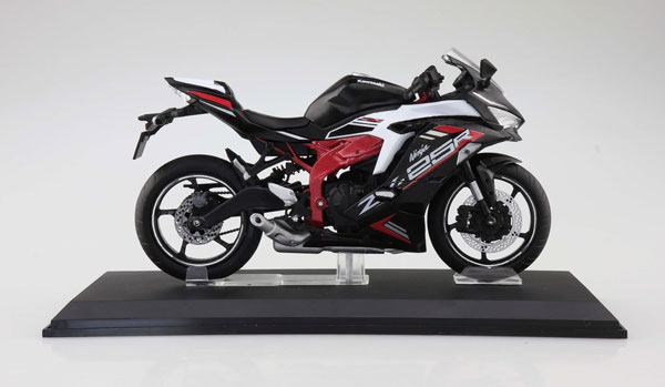 KAWASAKI Ninja ZX-25R メタリックスパークブラック×パール