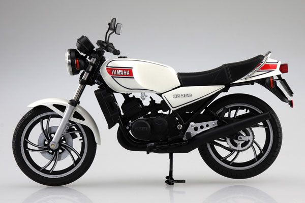 1/12 完成品バイク Yamaha RZ250 ニューパールホワイト TOY-SCL3-49581_04.jpg