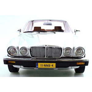 1/18 “Lucky Step”シリーズ ジャガー XJ6 1982 (シルバー)