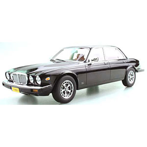1/18 “Lucky Step”シリーズ ジャガー XJ6 1982 (ブラック)