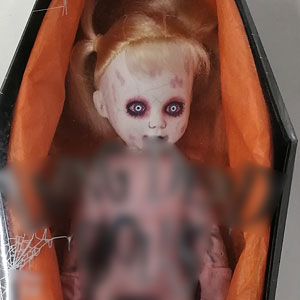 売れ済最安値 Living Dead Dolls - Thump - series 31 monsters under the bed -  sealed 海外 即決 